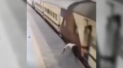 ट्रेन-प्लेटफॉर्म के बीच युवकरेलवे-स्टेशन का दिल दहला देने वाला video