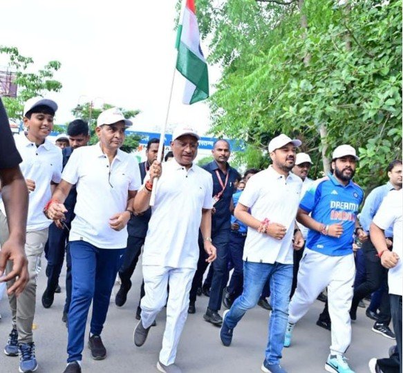 chhattisgarh cm हजारों युवाओं के साथ cm साय ने लगाई दौड़ तिरंगे में दिखा छत्तीसगढ़ की एकता और गौरव”