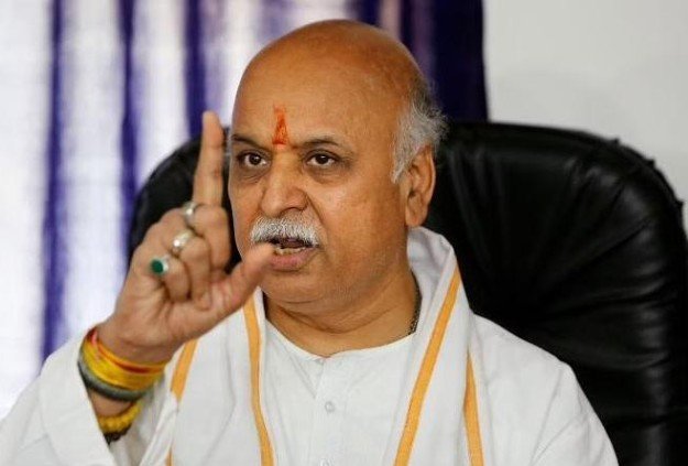 तोगड़िया की हिंदुओं को तीन बच्चे पैदा करने की सलाह तीसरे की पढ़ाई का खर्च उठाएगी उनकी संस्था