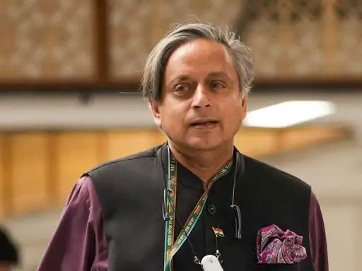 शशि थरूर ने इमरजेंसी को काला अध्याय कहा नसबंदी अभियान को मनमाना और क्रूर फैसला