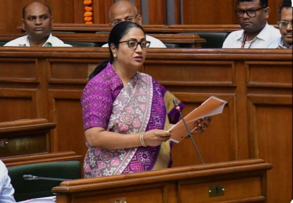 दिल्ली बजट 2026 9वीं की छात्राओं को साइकिल 10वीं के मेधावी छात्रों को लैपटॉप