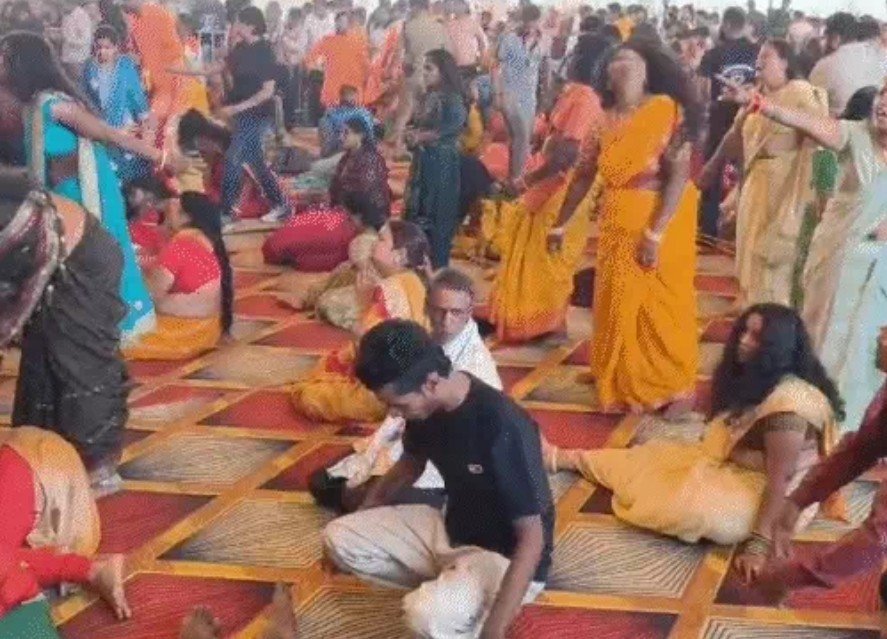 कोरबा में धीरेंद्र शास्त्री का दिव्य दरबार बोले-हिंदुओं को कटने-बंटने नहीं देंगे