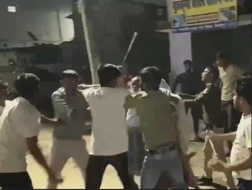 धर्मांतरण विवाद पर बवाल बिलासपुर में घर में तोड़फोड़ पुलिस के सामने मारपीट 