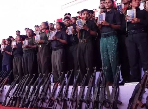 surrender biggest naxal छत्तीसगढ़ में नक्सलियों का सबसे बड़ा सरेंडर 208 ने cm साय के सामने डाले हथियार करोड़ों के इनामी भी शामिल