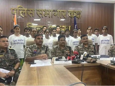 naxal surrender बीजापुर में 51 कांकेर में 21 नक्सलियों का हथियारों के साथ सरेंडर