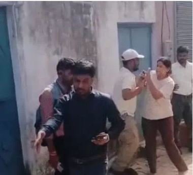 jhansi  डकैत पान सिंह तोमर की नातिन ने je को पीटा