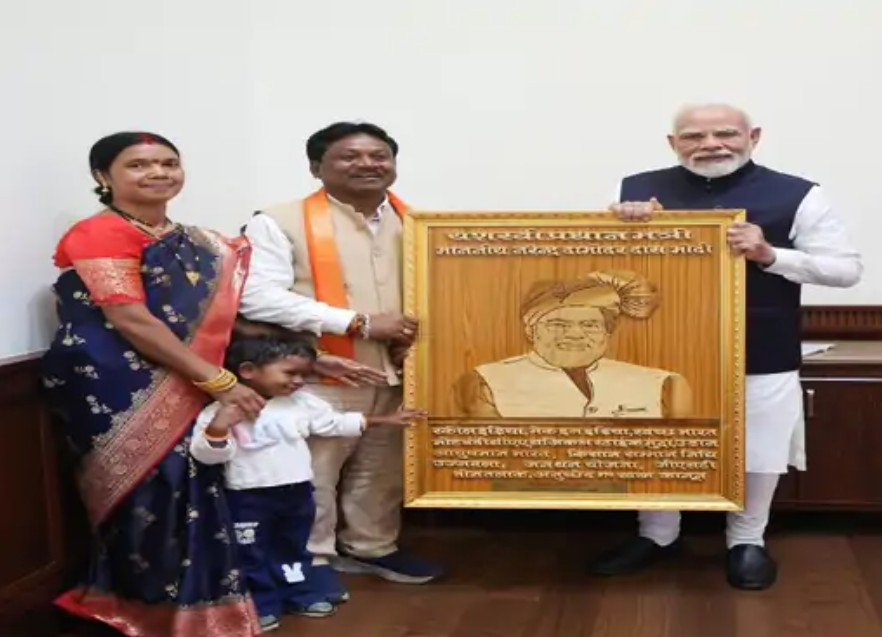 cg news पीएम मोदी से परिवार के साथ मिले सांसद महेश कश्यप  बस्तर दशहरा में आने का दिया निमंत्रण