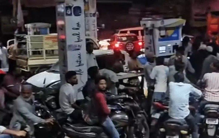 mp में पेट्रोल पंपों पर उमड़ी भीड़ अफवाह से मची अफरा-तफरी