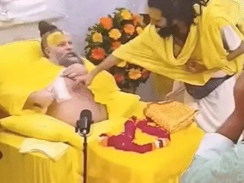 संत प्रेमानंद महाराज तबीयत बिगड़ी हर दिन डायलिसिस-पदयात्रा बंद