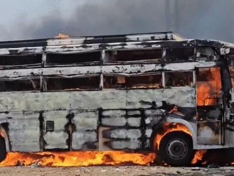fire in a bus  आगरा-मुंबई हाईवे पर खड़ी बस में आग