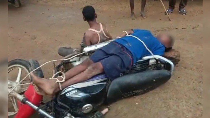 balrampur बाइक से बांधकर दो युवकों की पिटाई वीडियो वायरल