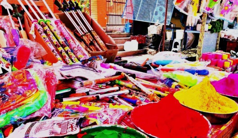 भद्रा के चलते आज देर रात होगा होलिका दहन हुरियारों की टोलियां तैयार बाजार सतरंगी