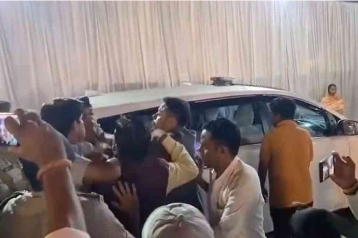 kawardha राज्योत्सव में बवाल बीजेपी नेता ने ti की कॉलर पकड़ी दी गालियां fir दर्ज