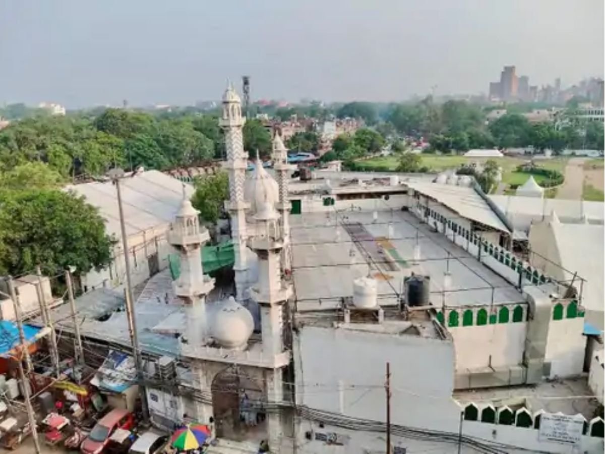 दिल्ली में हुई पुलिस-mcd टीम पर पत्थरबाजीमस्जिद से सटे अतिक्रमण हटाने पहुंची थी टीम