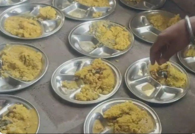 ratlam news खिचड़ी में मिर्ची ज्यादा मिड डे मिल में खाने से 14 बच्चों की तबीयत बिगड़ी