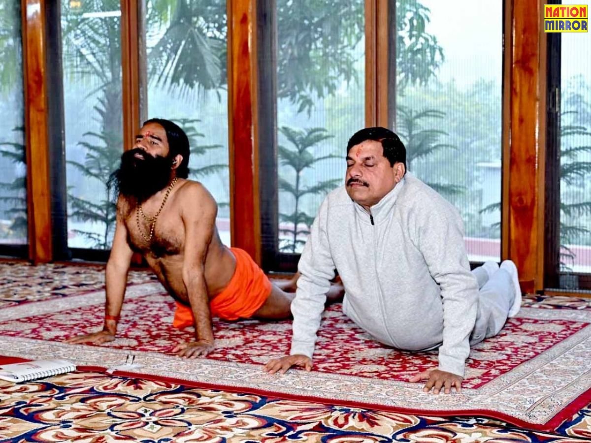 हरिद्वार में मुख्यमंत्री डॉ मोहन यादव और बाबा रामदेव ने किया शीर्षासन