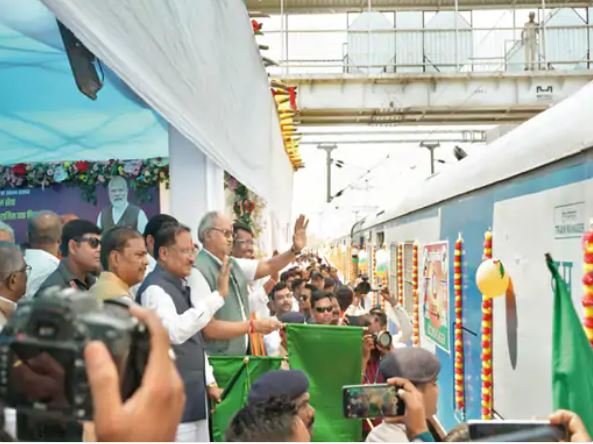 raipur सीएम साय ने मेमू ट्रेन को दिखाई हरि झंडी रोज लगाएगी 3 फेरे जान ले कितना है किराया
