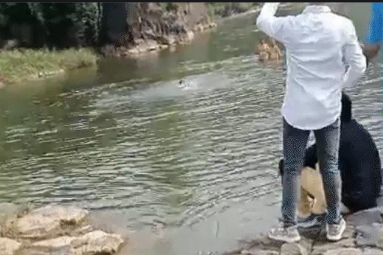 indore आंखों के सामने कुंड में डूबता रहा युवक लोग बनाते रहे वीडियो  साथियों ने कोशिश की पर बचा नहीं पाए