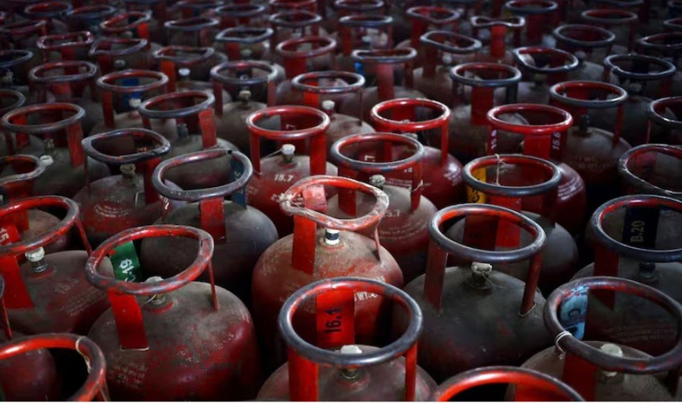 ईरान जंग में रसोई गैस की किमातों में लगी आग घरेलू सिलेंडर 60 रुपए महंगा
