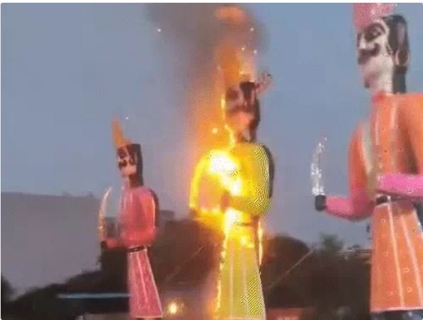 bhopal दशहरे से पहले दशानन का दहन suv से आए नशेड़ी युवाओं ने सरेआम जला दिया 51 फीट का रावण