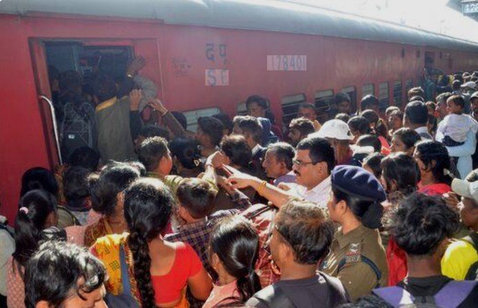 भोपाल होली पर रेलवे की व्यवस्था चरमराई आरक्षित कोचों में भी जनरल यात्रियों की भरमार