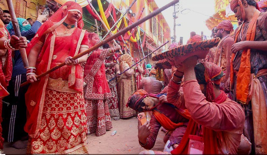 बरसाना में लठामार होली का रंग नंदगांव के हुरियारों पर बरसी प्रेम की लाठियां