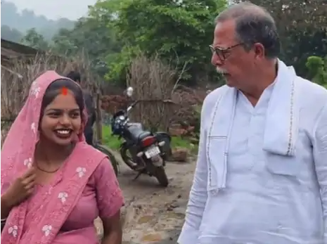 leela sahus village लीला साहू से मिले पूर्व नेता प्रतिपक्ष अजय सिंह