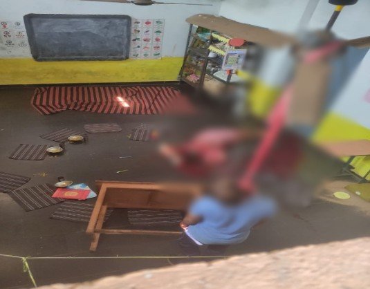 आंगनबाड़ी केंद्र में खून खेल पहले चाकू से हत्या फिर की खुदकुशी