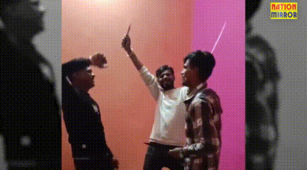 इंदौर में चाकू-तलवार लहराते युवकों का video वायरल