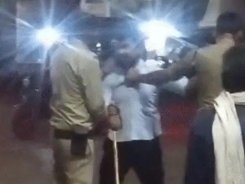 रीवा में बीच सड़क पुलिसकर्मियों से मारपीट वीडियो वायरल