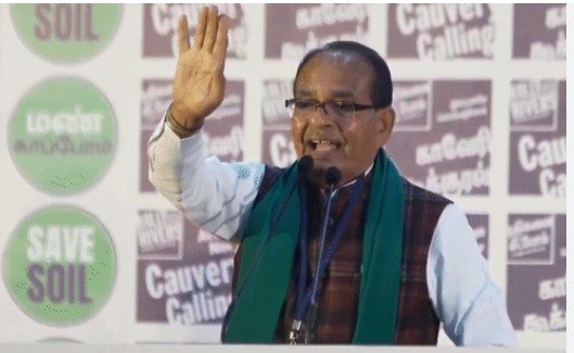 mama shivraj reached the cart खजूर देख ठेले पर पहुंचे मामा शिवराज पन्नालाल को गले लगाकर दी प्यार की झप्पी