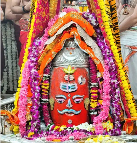 शिवनवरात्रि का तीसरा दिन भस्म आरती में राजा स्वरूप में बाबा महाकाल का श्रंगार