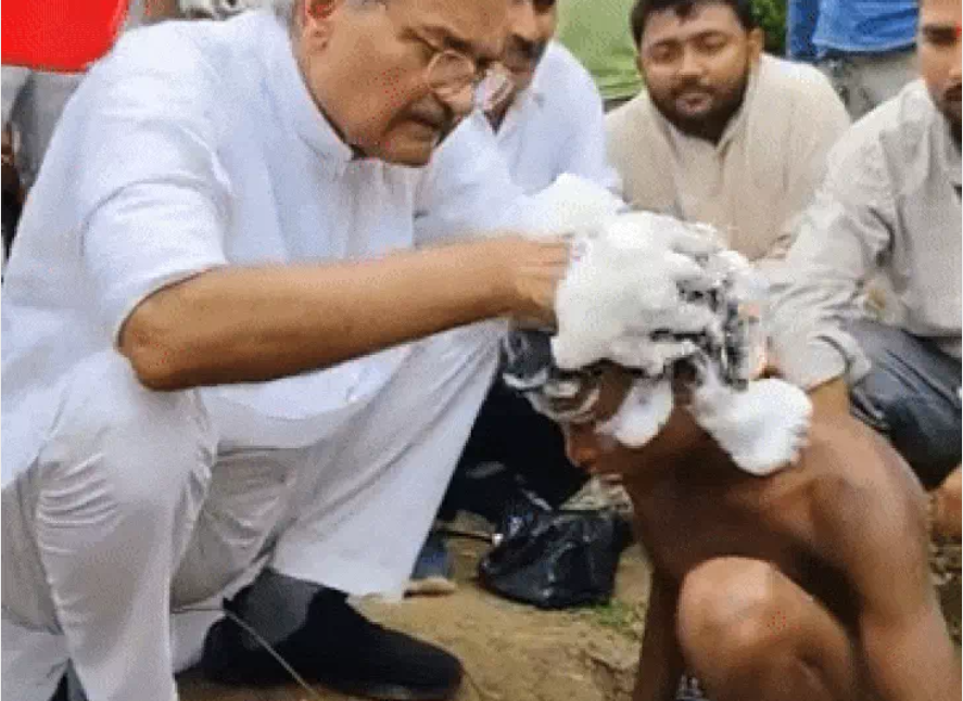 rewa सांसद जनार्दन मिश्रा का अनोखा अंदाज बच्चों को नहलाया कपड़े धोए और नाखून काटे”