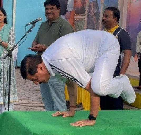 pachmarh योगगुरु बने मुख्यमंत्री मोहन यादव मयूरासन कर चौंकाया  