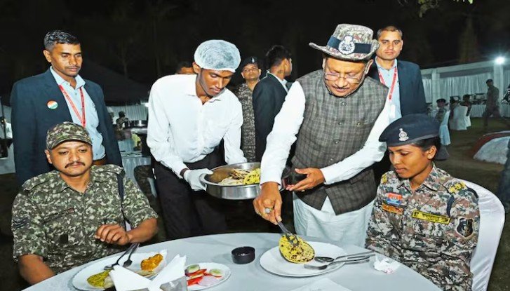 सीएम साय नारायणपुर दौरा नारायणपुर में जवानों संग थाली सजाते दिखे सीएम साय