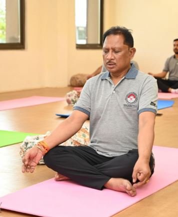 chintan-shivir 20  दूसरे दिन सीएम साय ने मंत्रियों संग किया योग