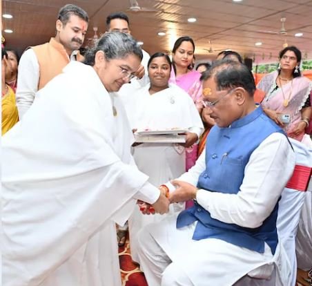 rakshabandhan सीएम साय को ब्रह्मकुमारी बहनों ने बांधी राखी cm बोले-रिश्तों को सशक्त करने का पर्व है रक्षाबंधन 