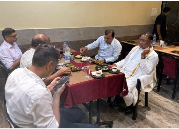 raigarh ढाबे में खाना खाने पहुंचे cm साय