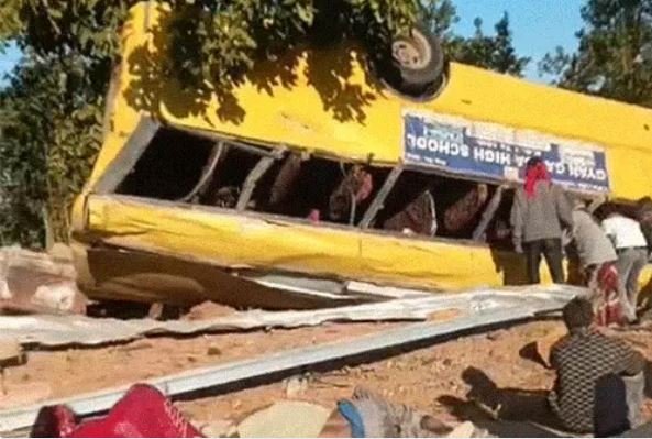 chhattisgarh jharkhand school bus accident छत्तीसगढ़-झारखंड बॉर्डर पर स्कूल बस दुर्घटना 5 की मौत 82 घायल