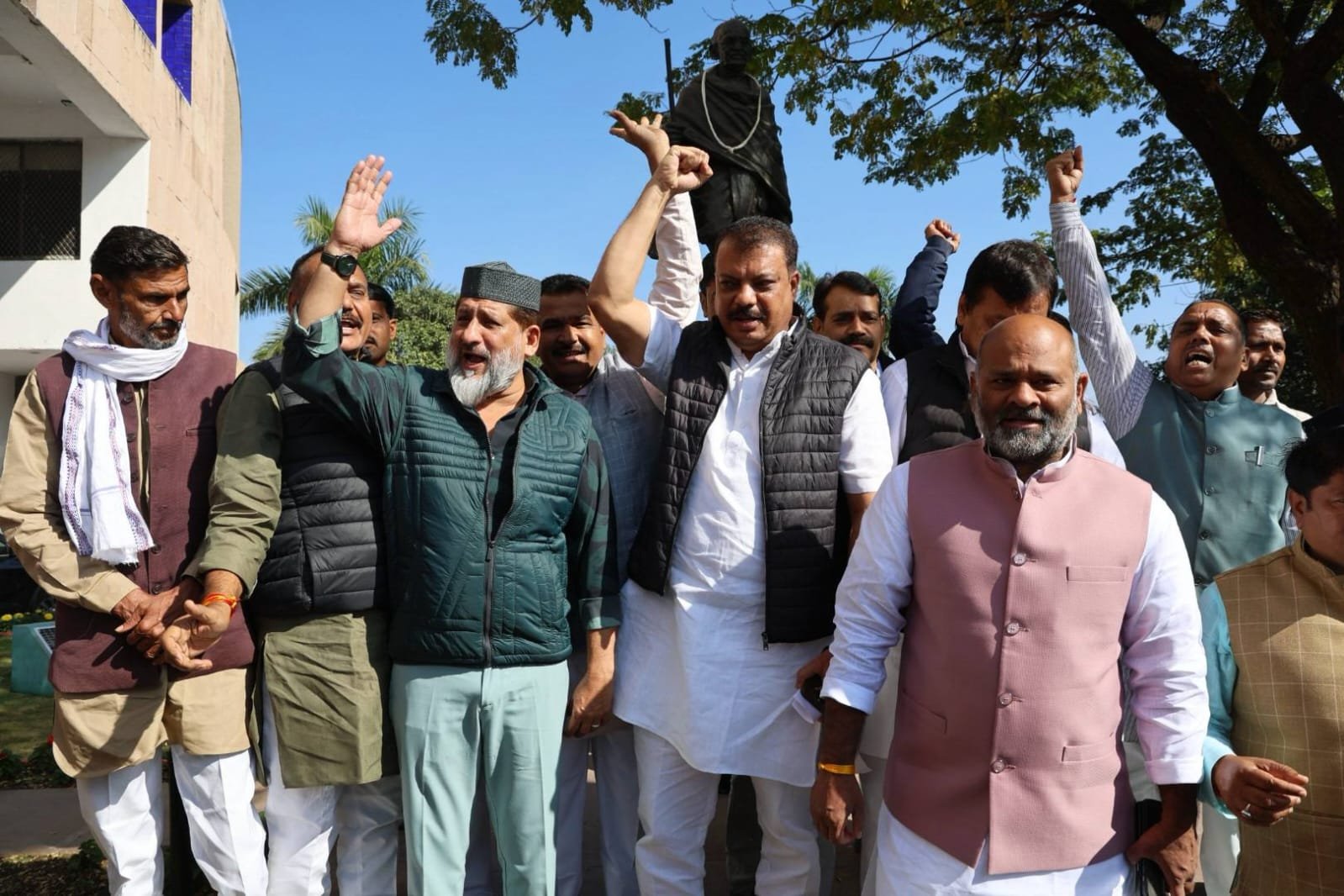 मुख्यमंत्री सूट-बूट में हैंजबकि हम मंत्री और विधायक गरीबों जैसी सादगी में हैं-विजयवर्गीय