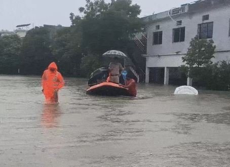rewa  हॉस्टल बना तालाब नाव से 45 छात्रों का रेस्क्यू