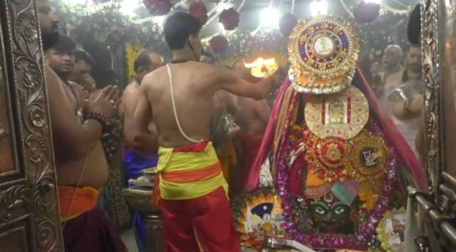 mahakaleshwar first rakhi 2025 बाबा महाकाल को पुजारी परिवार ने बांधी पहली राखी सवा लाख लड्डुओं का लगा भोग