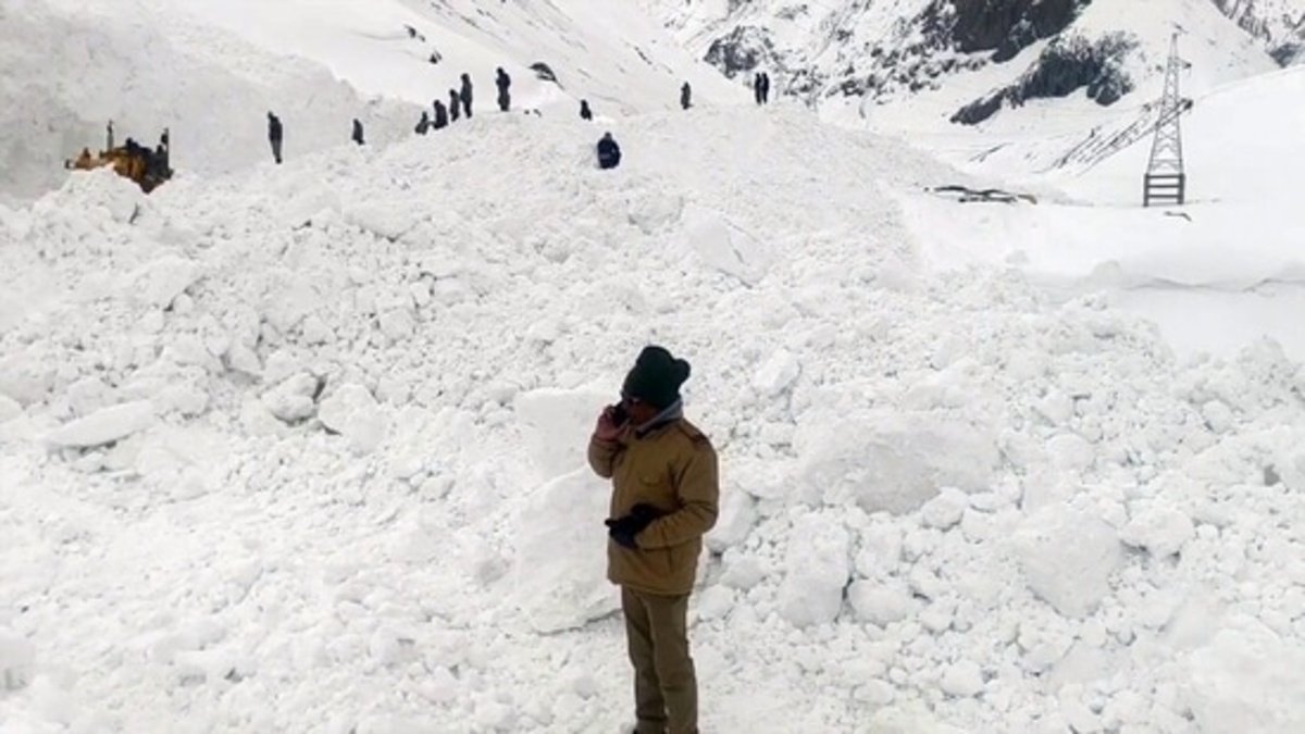 massive avalanche strikes ladakh killing 7 srinagar-leh highway blocked as rescue ops continue