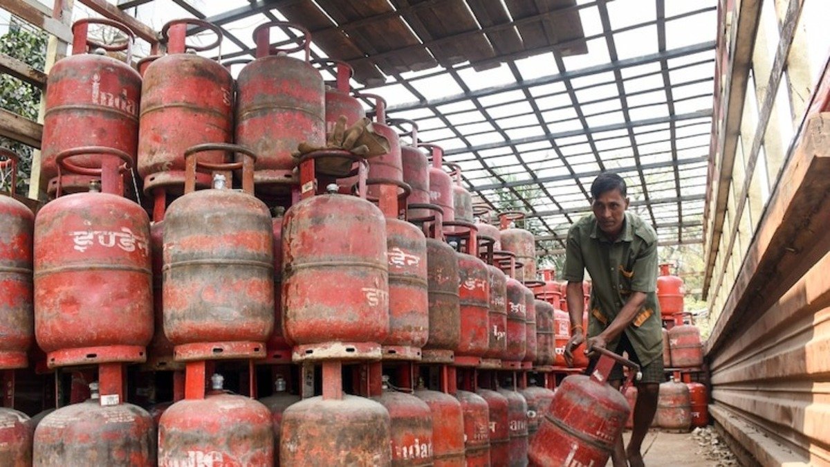 centre steps up domestic lpg’s output by 30 urges citizens to refrainpanic booking