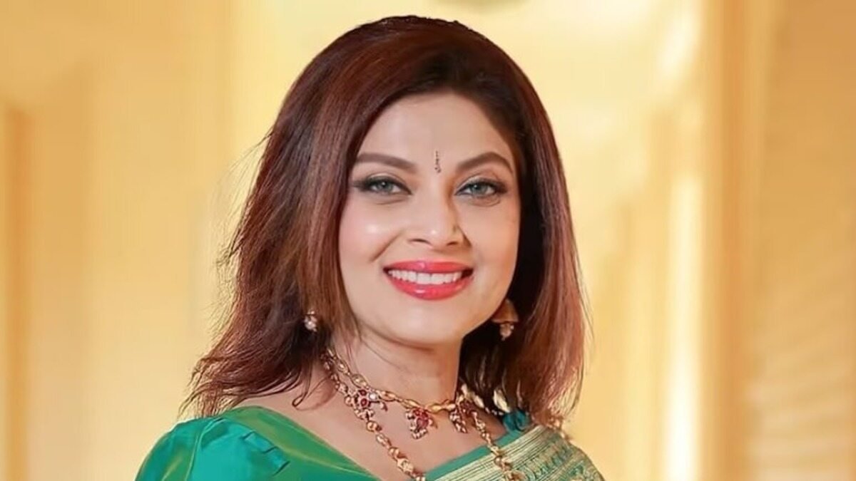 man dupes actor varsha usgaonkar 4 others of rs 47l booked