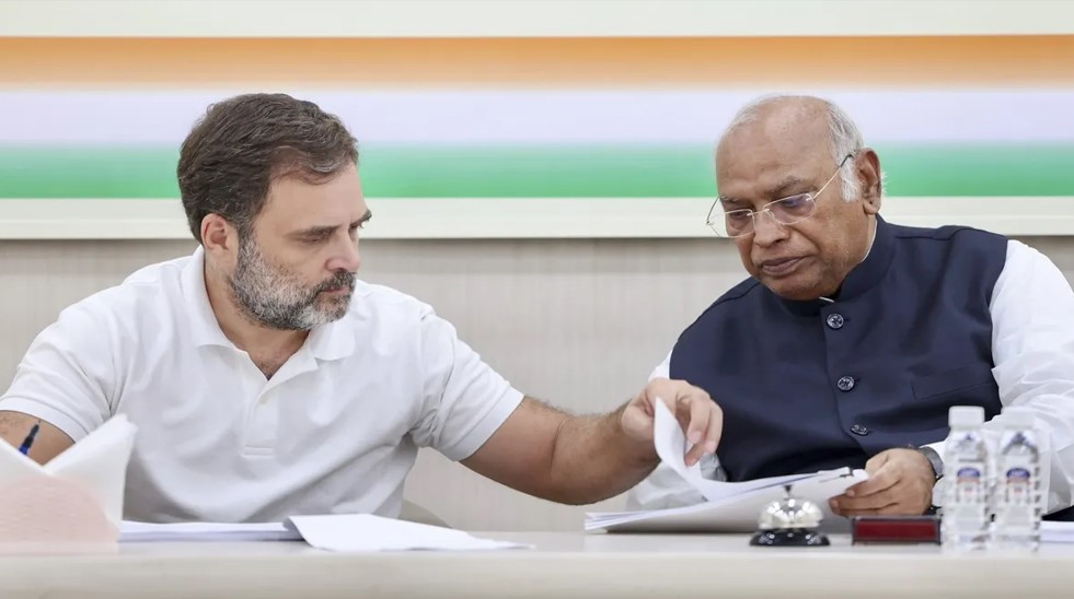 फंड की कमी का रोना रो रही थी कांग्रेस फिर भी चुनाव प्रचार में लुटाए इतने सौ करोड़ हवाई यात्रा पर ही 105 करोड़ खर्च