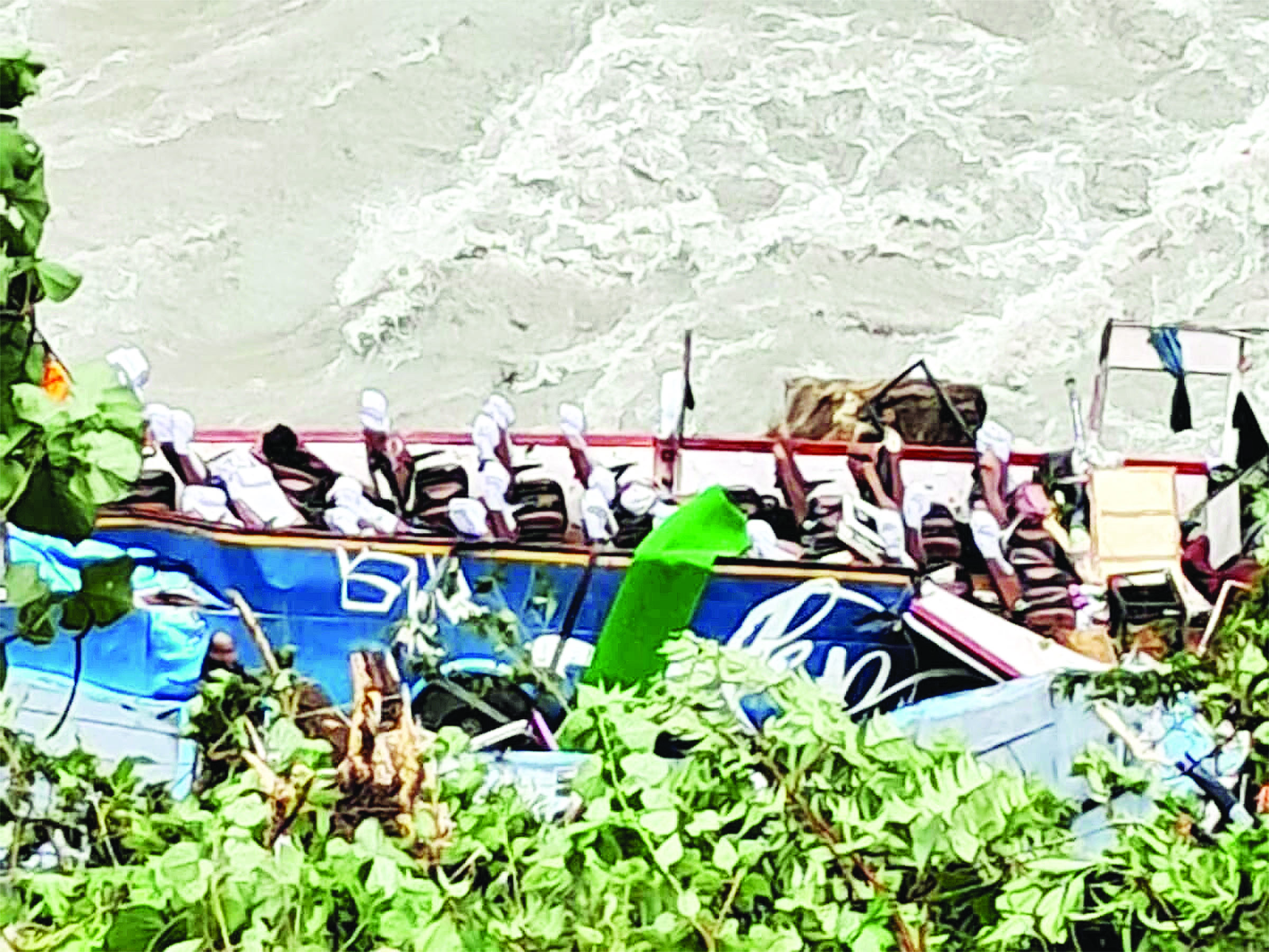 nepal पोखरा से काठमांडू जा रही भारतीय यात्री बस नदी में गिरी 40 यात्री थे सवार  इतने लोगों की हुई मौत