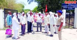 परभणीत कर्जमाफी फसवी असल्याचा आरोप; सेलू तहसिल कार्यालयासमोर आंदोलन...!