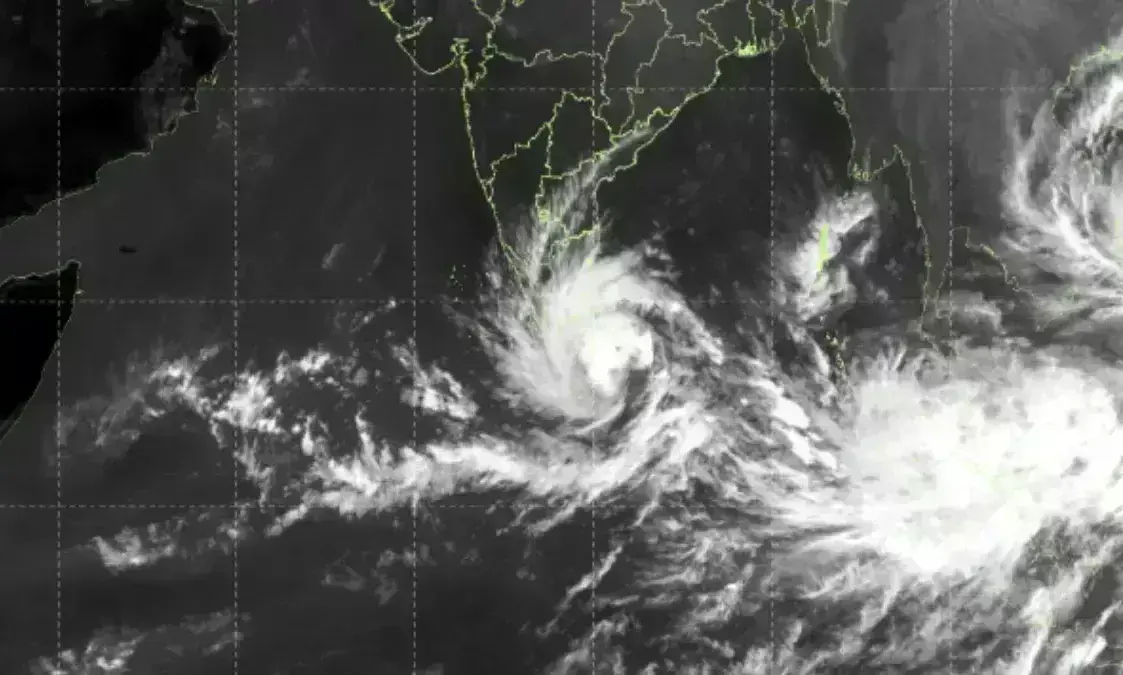 चक्रवाती तूफान दितवाह से तमिलनाडु में 3 लोगों की मौत, श्रीलंका में फंसे भारतीय नागरिकों को निकाला