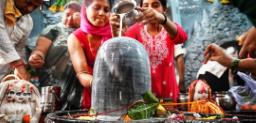 सावन के पहले सोमवार को शिवालयों में उमड़ा श्रद्धा का सैलाब, बम-बम भोले के जयकारों से गूंजा वातावरण